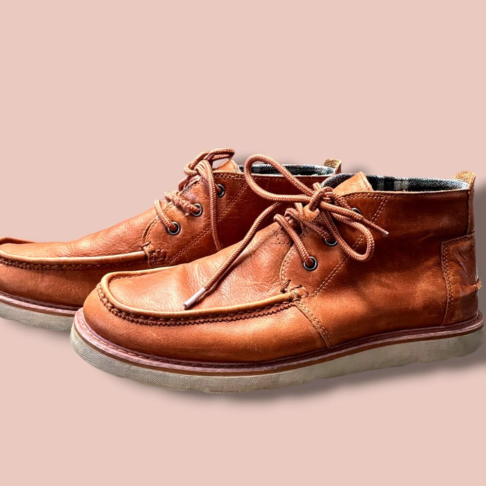 Men's 10.5 TOMS Leather Moc Toe Chukka Boots Plaid Lined Brown